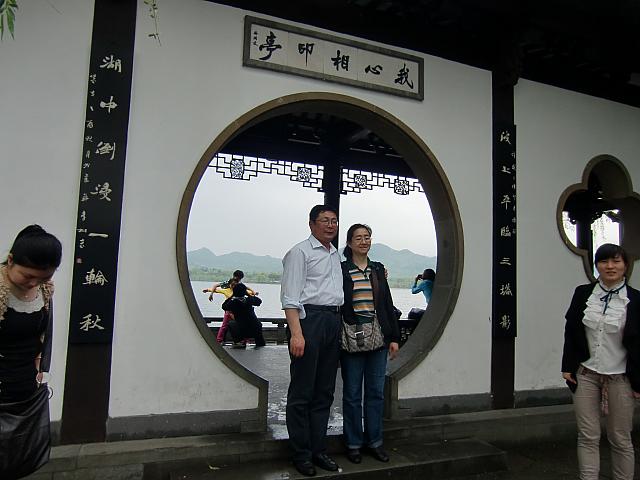 丸い入り口から月を眺めます。