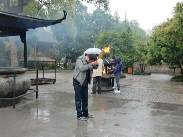 熱心に拝む人たち。