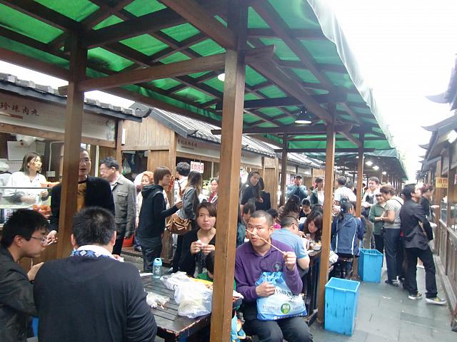 小さな店舗と自由に使える外テーブルがずらり。