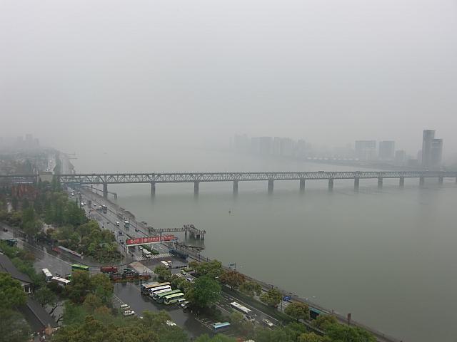 最上階からの銭塘江の風景。