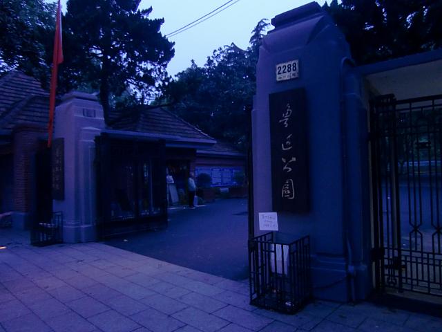 夜明け前の正門前。