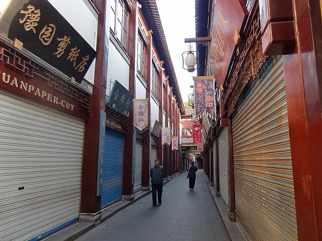 開店前の豫園老街。