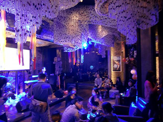 「ザ・ペニンシュラ上海」の地下バー「SALON DE NING」。遊び心たっぷりのインテリアは必見