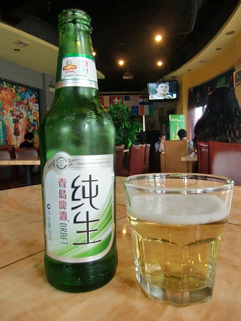 小瓶は28元から。時間や曜日によって飲み放題もやっています。