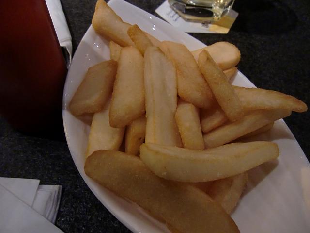 ポテトフライもこの店の名物の一つ。