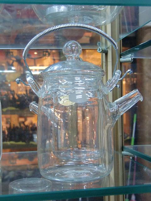 たて長ポットは、茶葉を沈ませて飲む龍井茶にもオススメ。