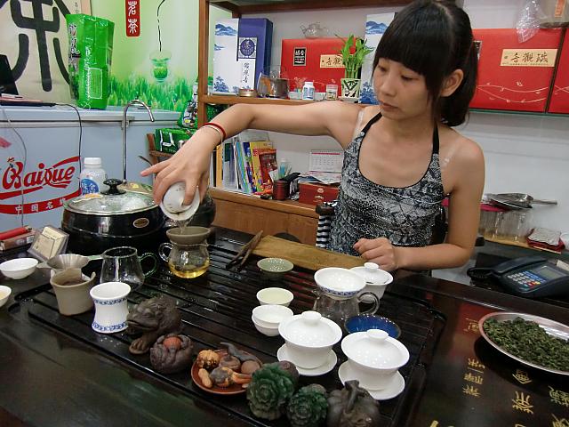直接飲むだけでなく、こんなふうに持って急須として使うこともできます。