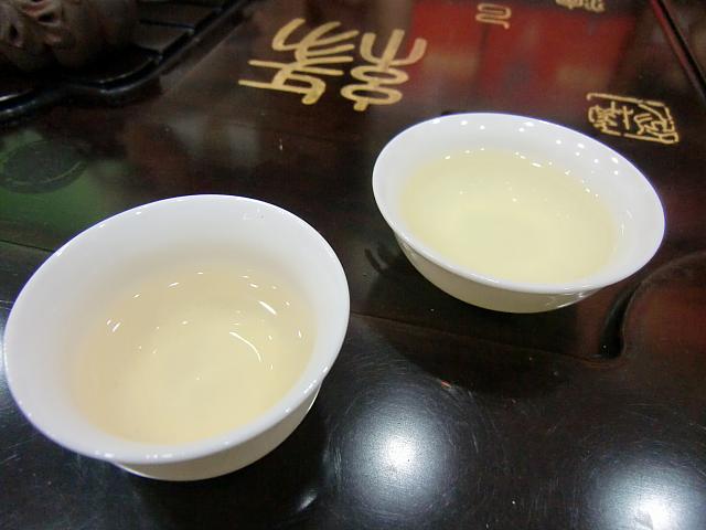 一般的な茶杯。自宅で飲むだけなら聞香杯は不要かも。