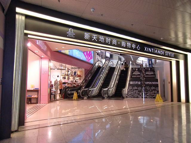 地下鉄の駅からこんなふうにお店がつながっています。