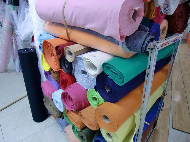 手芸市場ではフェルトもロールで切り売り!