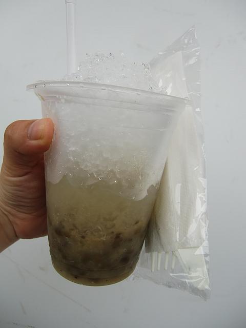 街角のドリンクスタンドで買える緑豆かき氷。