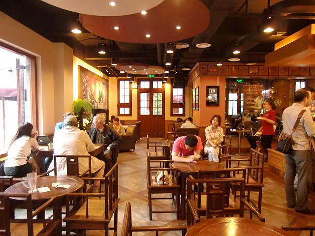 カフェは無料&電源利用OK&長居OK。