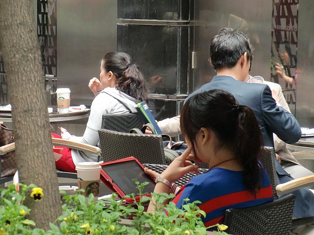 ②ネットをやっている先客がWi-Fi無料店の目印です。
