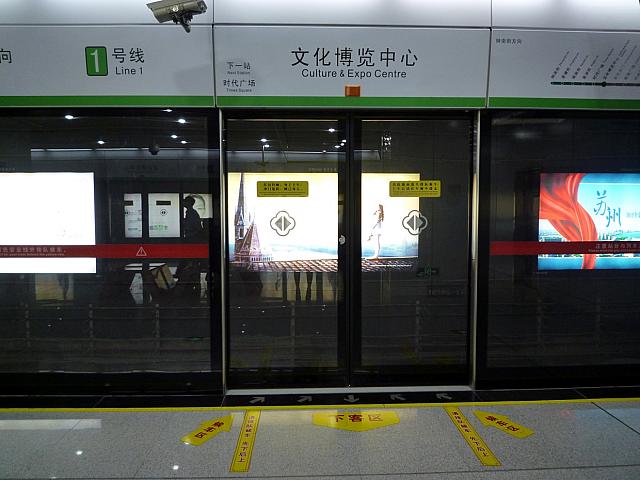 ガラスの二重ドアがあります。