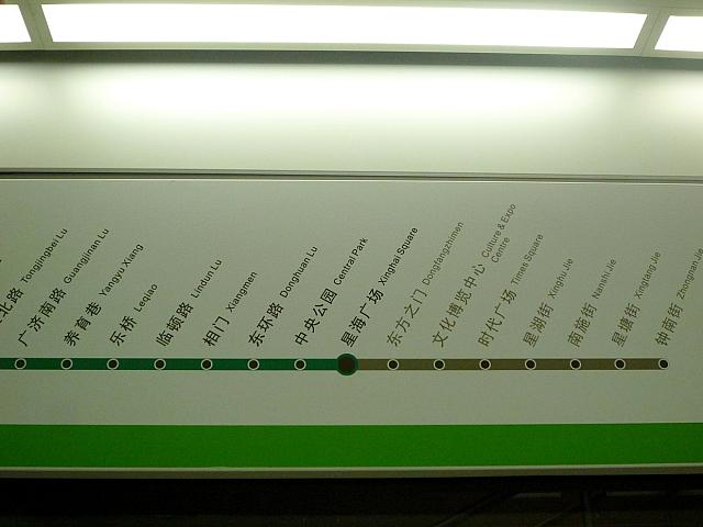 ホーム上の路線図