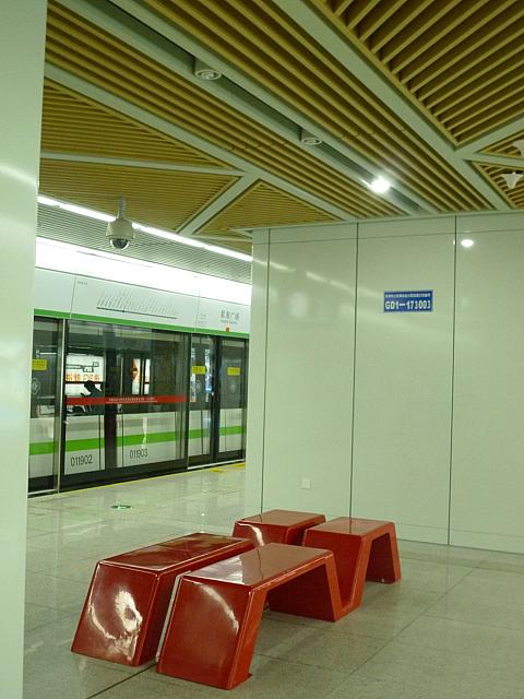 ホームのベンチ