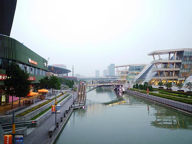 周辺を流れる運河