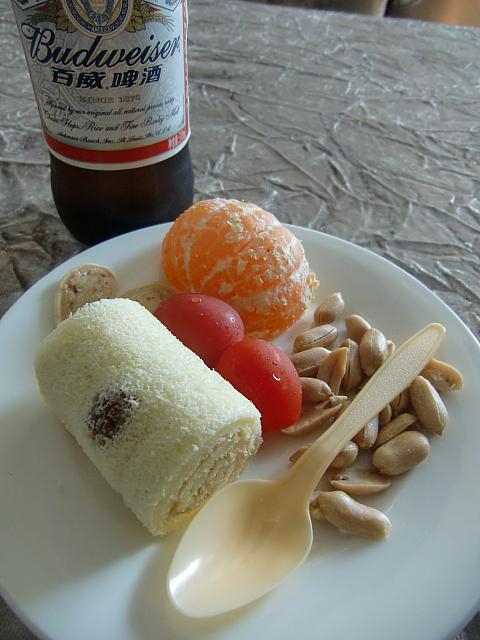 無料でこんなおやつがでますよ（乗船券と一緒に引換券が渡されます）。飲み物は別料金でした。ビールは20元