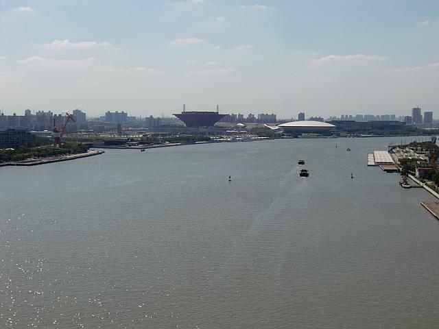 橋の真上からの風景。遠くに万博会場の跡が見えました