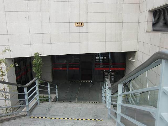 「501号」の表示下を半地下に降ります