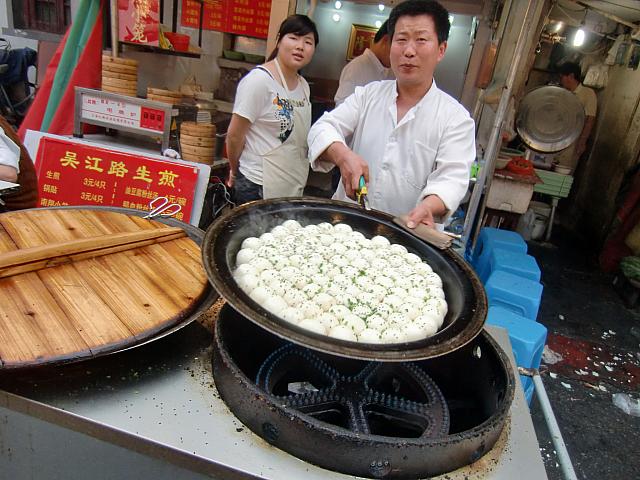 人気の生煎（焼き小籠包）
