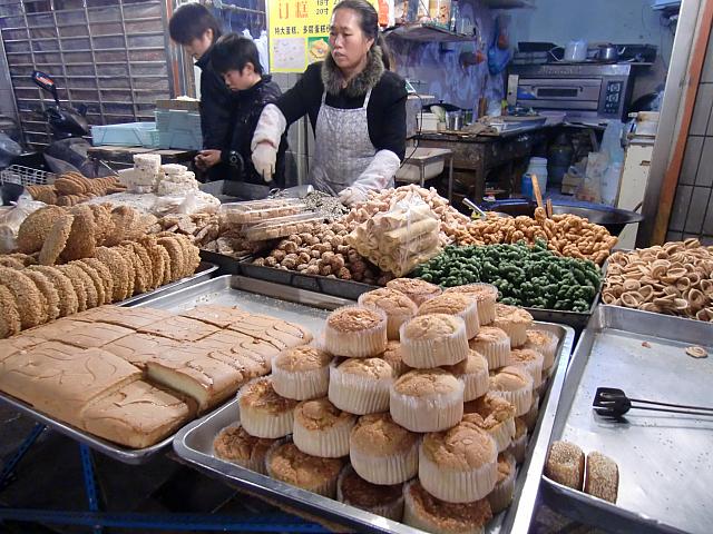 素朴な蒸しケーキとお菓子の屋台