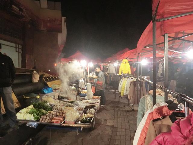 食べ物と服の屋台が共存