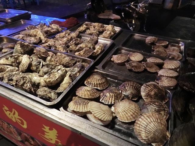 焼き貝の屋台も多数