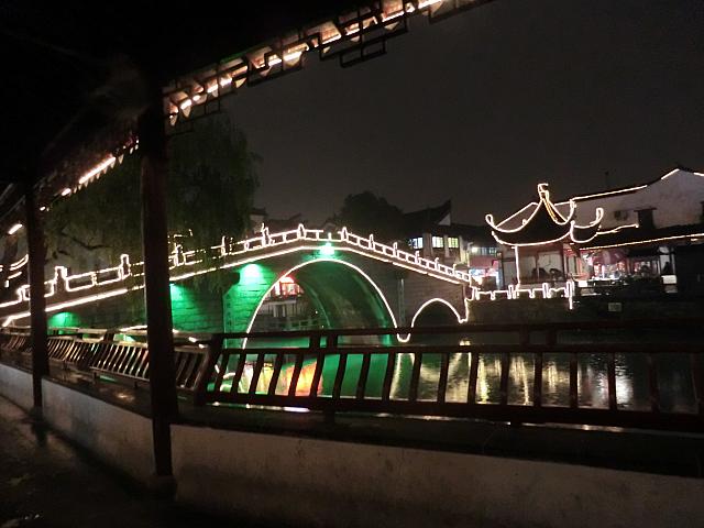 こんな夜景を見ながら食べ歩き♪