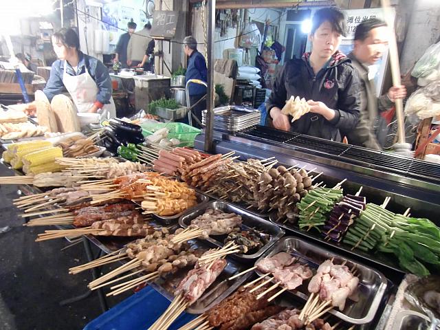 定番の串焼き屋さんがいっぱい