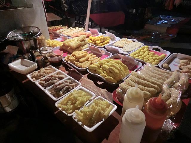 ポテトやチキンの揚げ物屋台