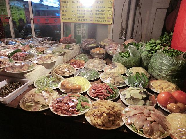 指差しで注文できる炒め物屋台