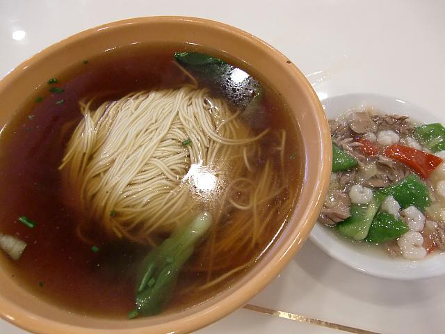 炒めたおかずを別添えにした麺