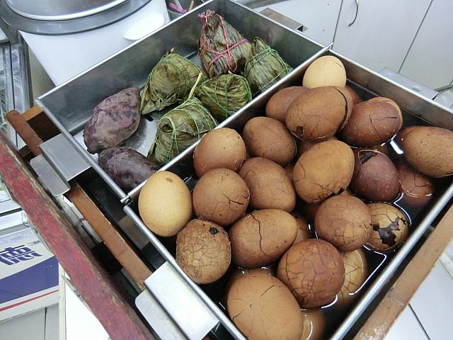 定番のコンビニ朝ごはんといえば、茶葉卵とチマキ