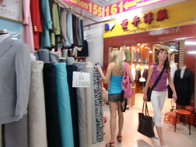 欧米人旅行者にも人気の布市場