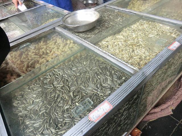 ヒマワリの種。食べ始めるとハマります
