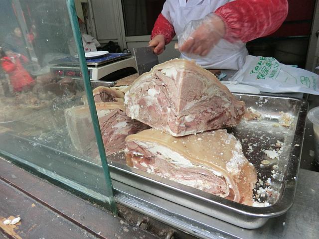 蒸した羊肉。スライスしておつまみに
