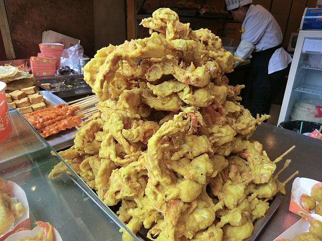 食べ歩きならカニの串揚げがブーム