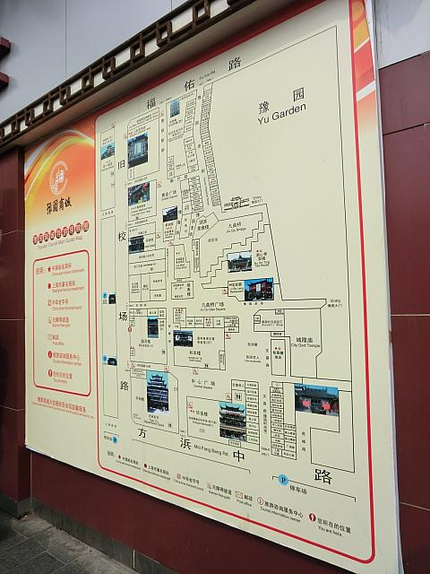 入り口の看板にはお店一軒一軒の表記が
