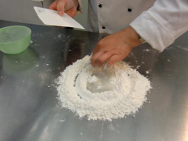 粉からパイ生地作りを学べます