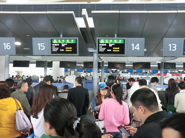 浦東空港のチェックインカウンター。春秋空港のブースは少なくて人が多いので、利用する方は早めに空港に向かったほうがいいかも。