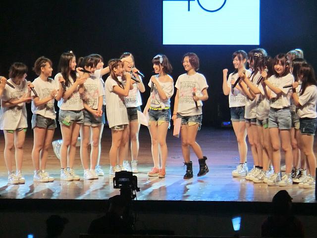 いつも日本人メンバーの近くにいてサポートしています