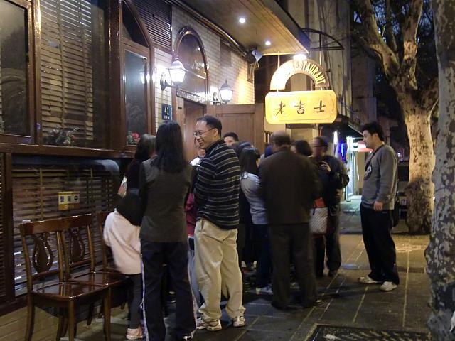 おいしい店には行列ができています