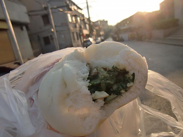朝の散歩途中に肉まんを買おう!