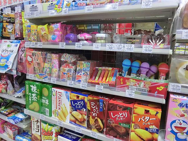 コンビニやスーパーでは日本のお菓子も手に入ります