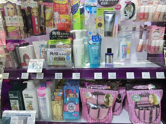 最近充実のコンビニコスメ。日本の商品がローカライズされています