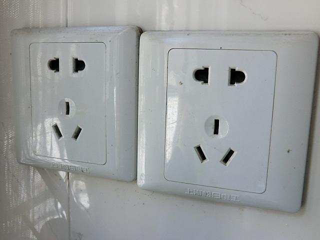ホテルや住宅の一般的な電源。上の二つ穴式は、日本のコンセントをそのまま刺せます