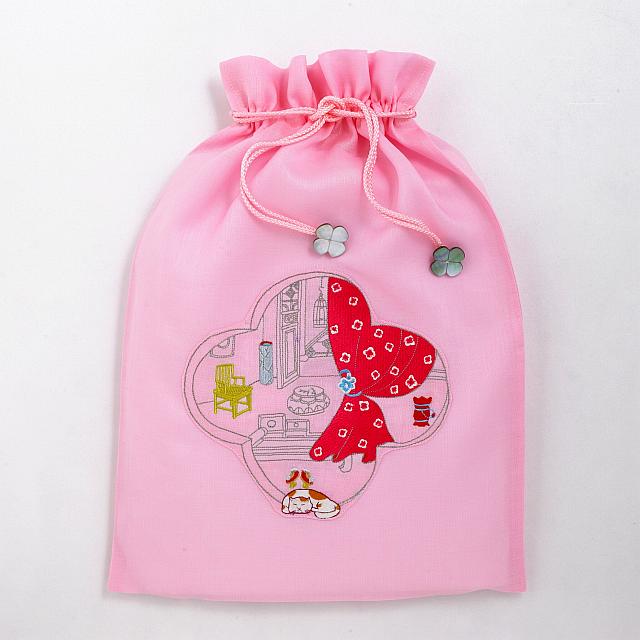 猫の刺繍入り巾着は人気商品の一つ