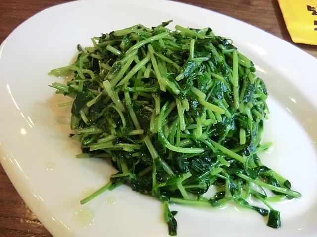 「酒香豆苗」。中国酒で炒めた豆苗。上海料理というとこの香りと味わいを思い出す人は多いはず