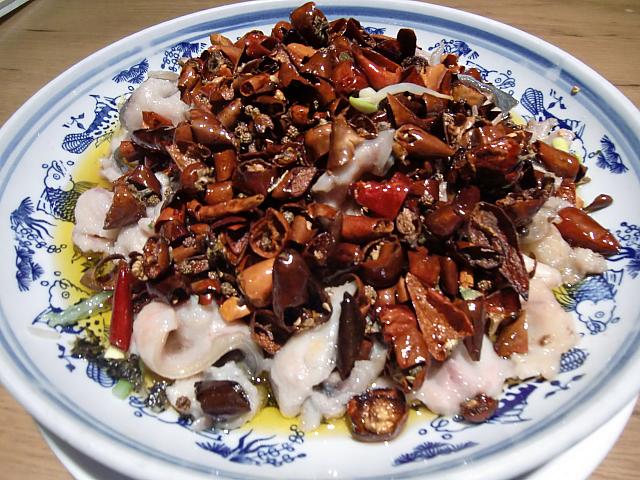 「楽活鯰魚」。行列店「辛香匯」の必食メニュー。ナマズの唐辛子炒めです。クセになる味